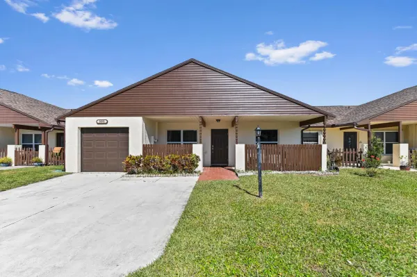 8515 Lake Point Court, Lake Worth, FL 33467