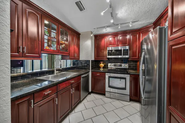 3068 S Oakland Forest Drive 806, Oakland Park, FL 33309