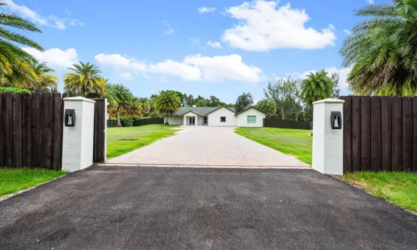 5700 SW 196th Lane, Southwest Ranches, FL 33332